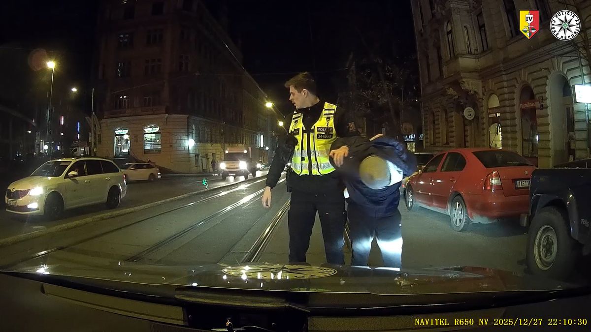 Kamera v policejním voze zachytila mladíka, jak sprejuje v centru Prahy. Pokus o útěk byl marný